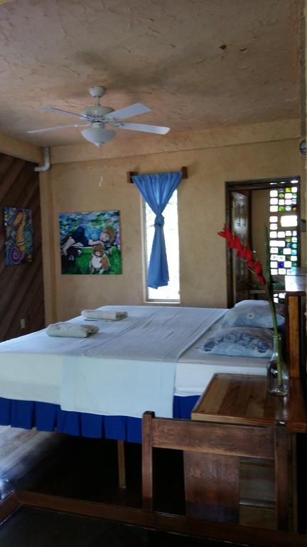 Apartments Chez Milady Utila Zewnętrze zdjęcie